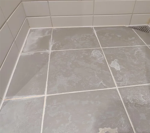 Du slipper for kalk på badeværelset