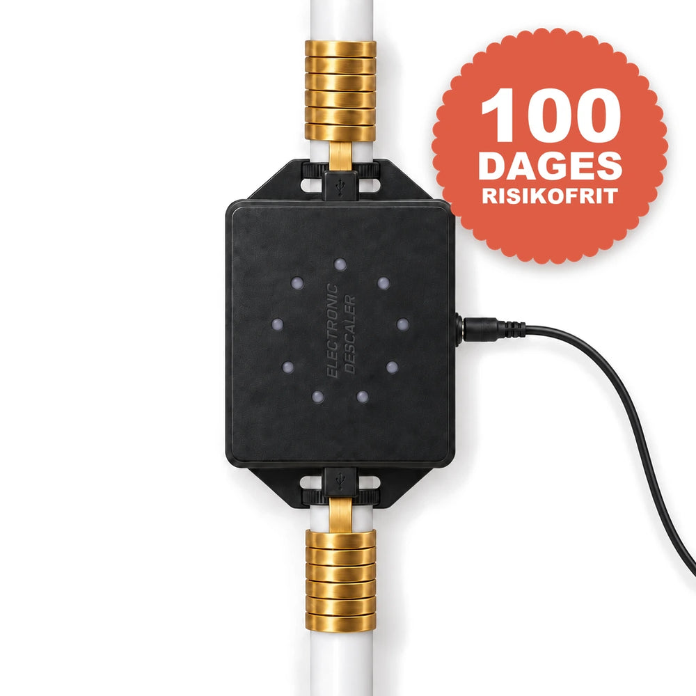 Elektronisk kalkbeskytter monteret på vandrør med mærkatet 100 dages risikofrit
