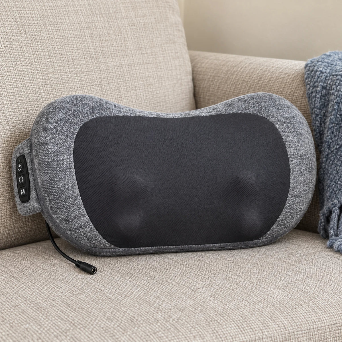 Aftagelig shiatsu-nakkepude i sofaen