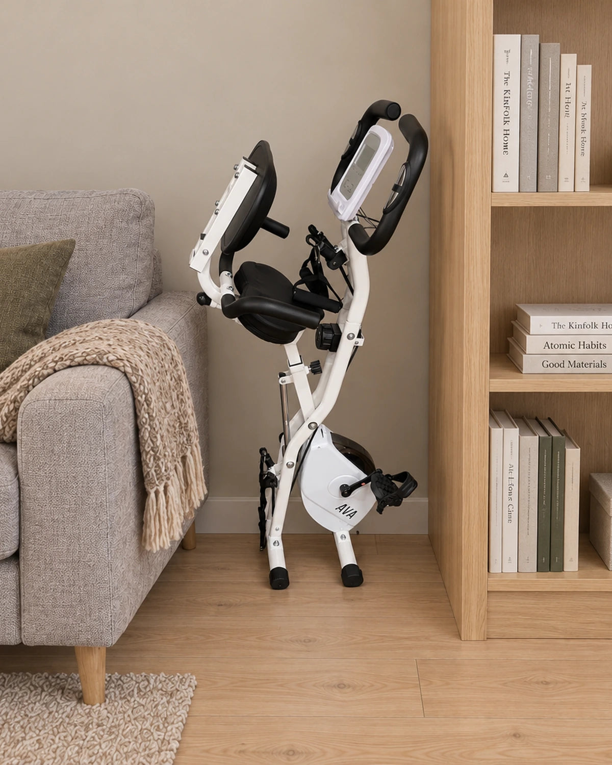 AVA Foldbar motionscykel foldet sammen og parkeret mellem sofa og reol