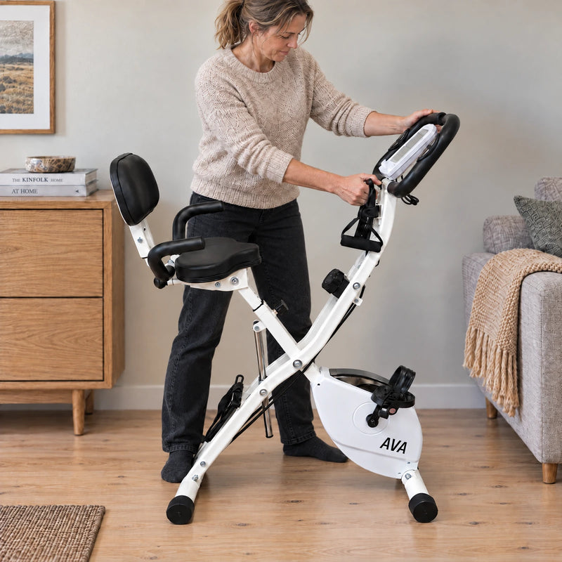 Kvinde folder AVA motionscykel ud i stuen, trin 1
